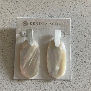 Kendra Scott Aragon Silver Drop Earrings In Ivory Pearl MOP
